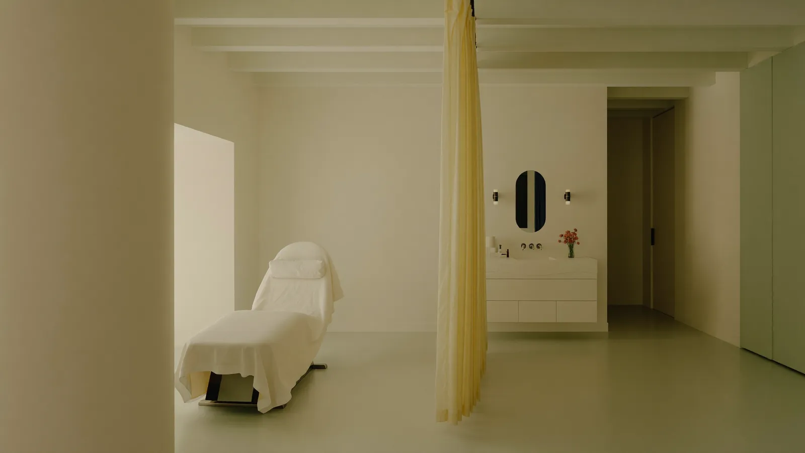 Calm, minimal Skin Societè clinic interior